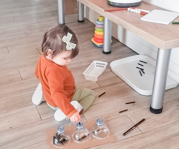 Активност за тодлери со пластични шишиња