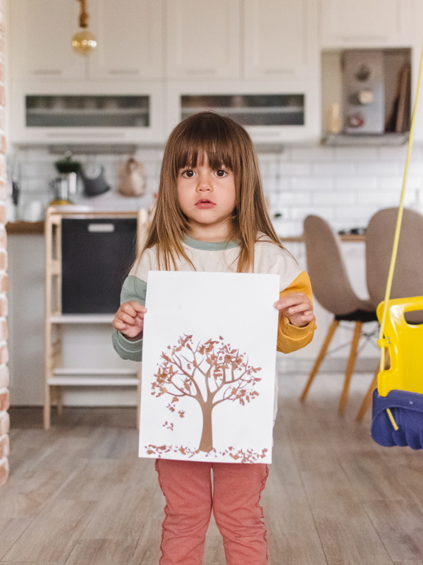 Активност со лепење, листопадно дрво од природни материјали